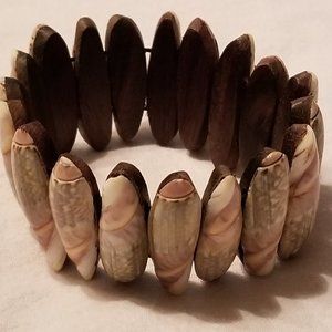 Shell bracelet. Elastic.